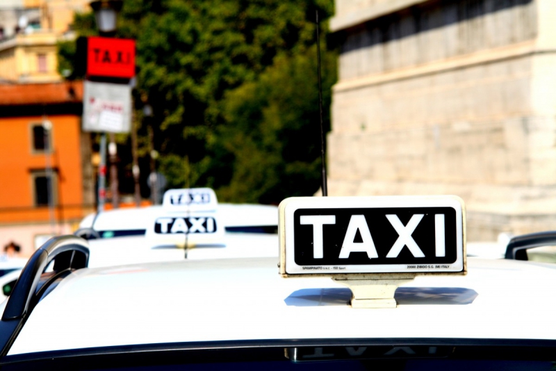 taxis-RAYOL CANADEL SUR MER-min_taxi_auto_rome_road_white-1051610